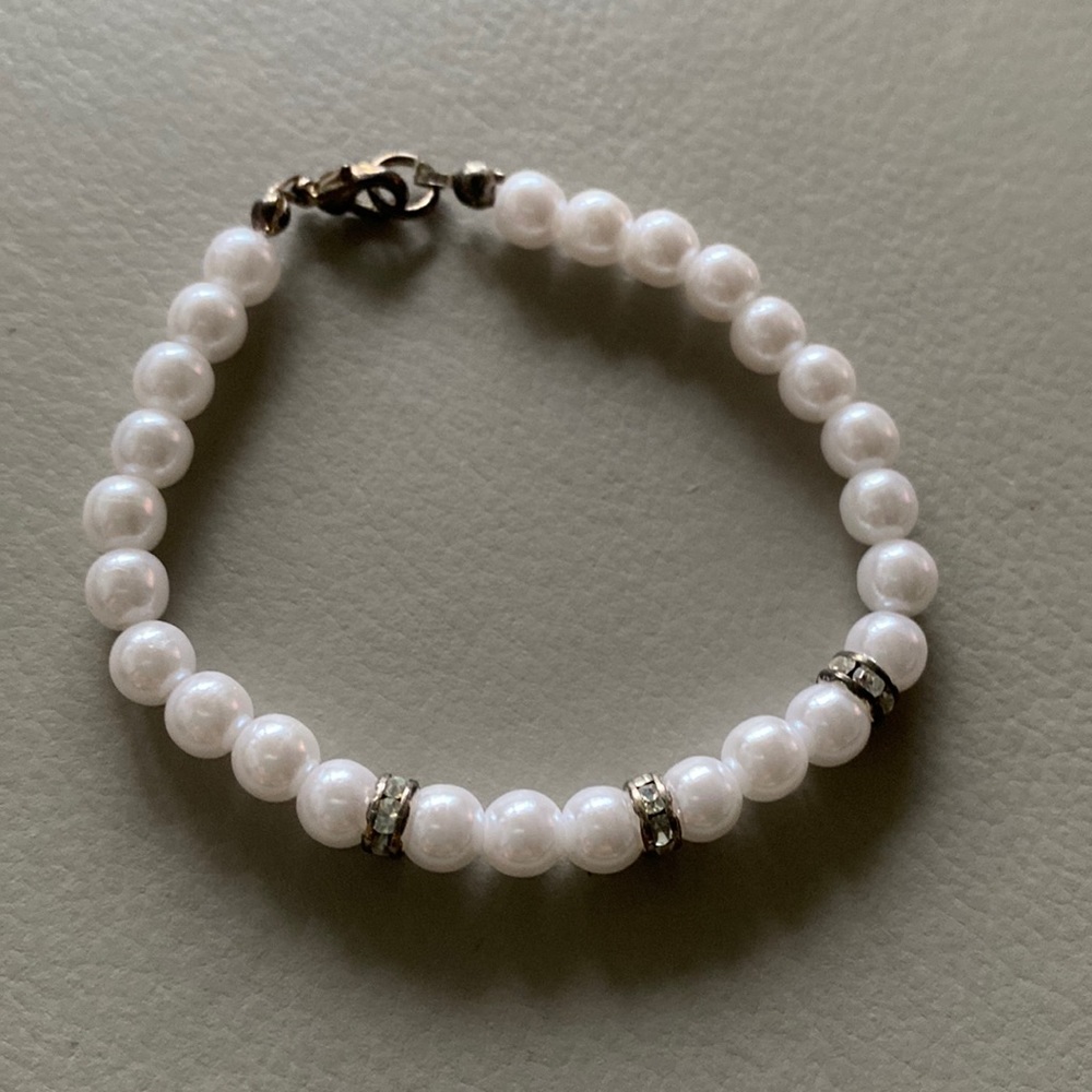 Small faux pearl bracelet